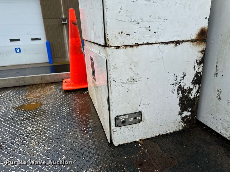 image for item EB2504 2009 Kenworth T370 digger derrick truck