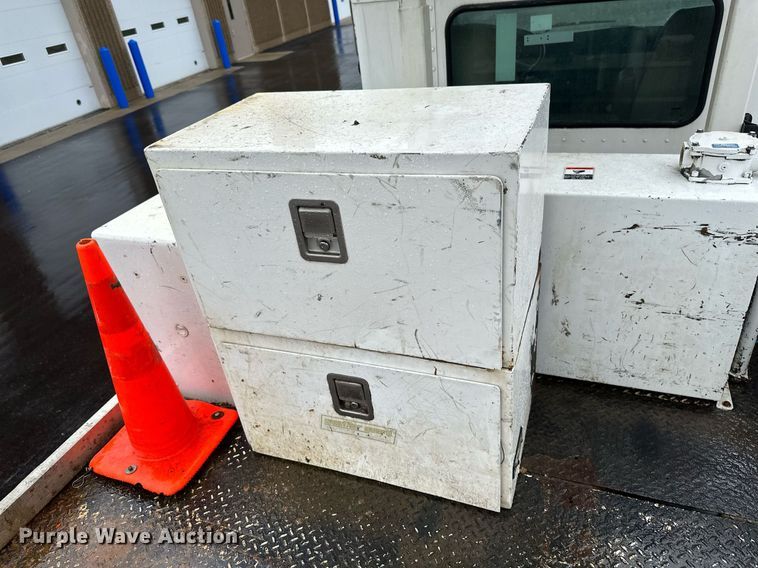 image for item EB2504 2009 Kenworth T370 digger derrick truck