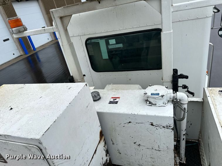 image for item EB2504 2009 Kenworth T370 digger derrick truck