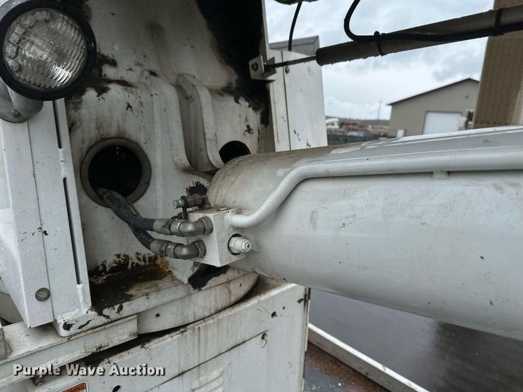 image for item EB2504 2009 Kenworth T370 digger derrick truck