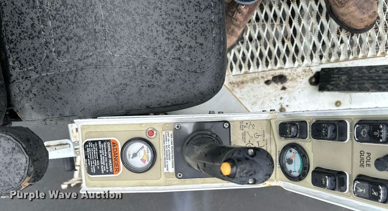 image for item EB2504 2009 Kenworth T370 digger derrick truck