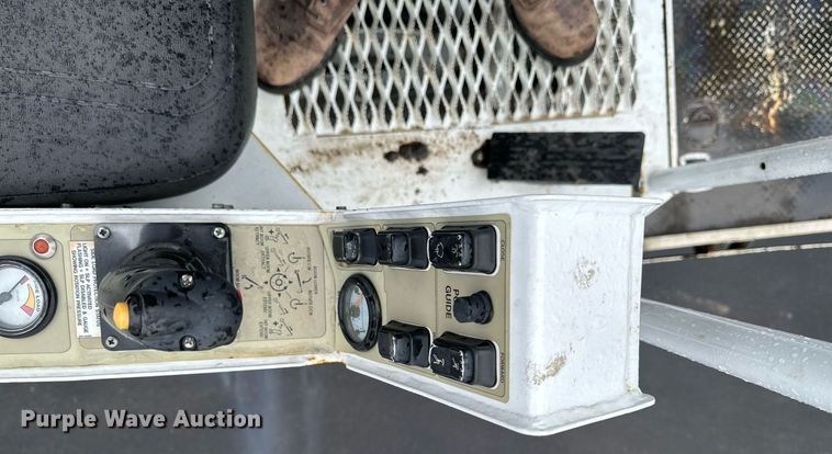 image for item EB2504 2009 Kenworth T370 digger derrick truck