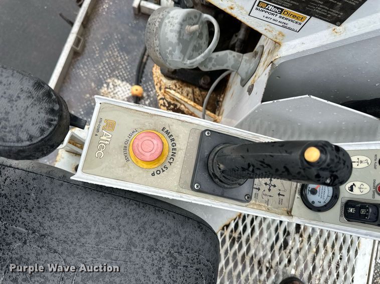 image for item EB2504 2009 Kenworth T370 digger derrick truck