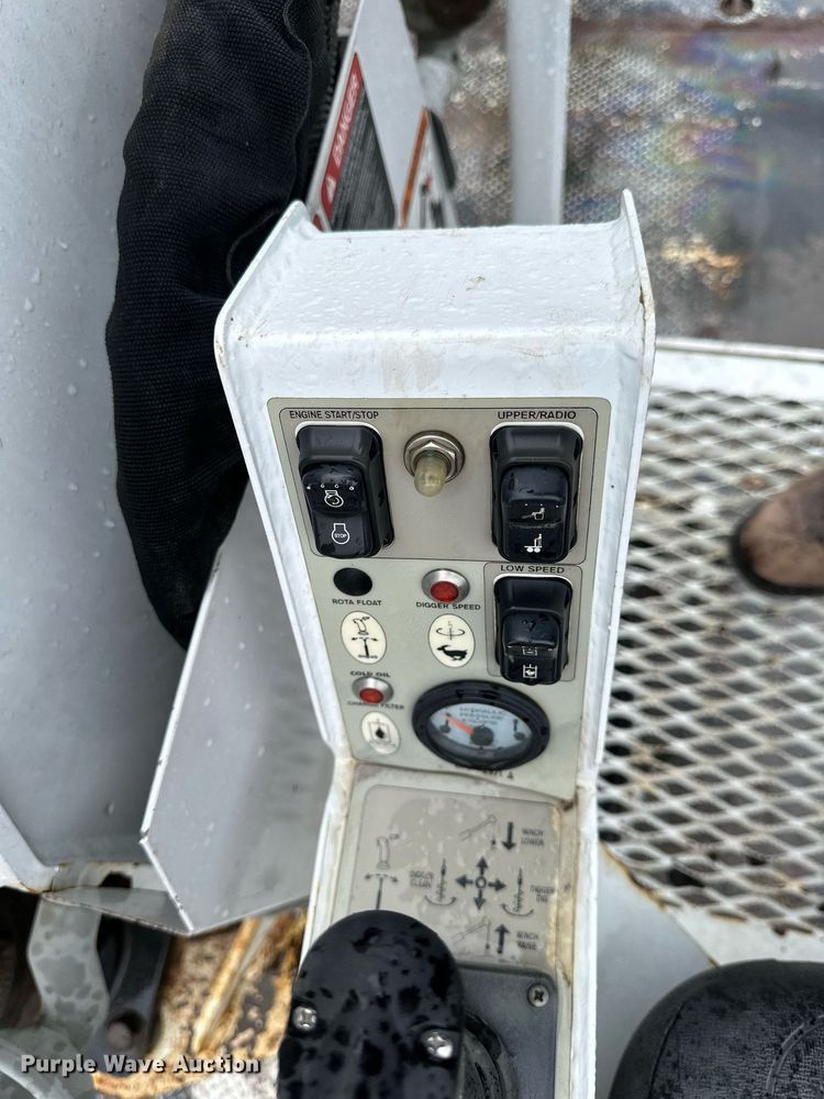 image for item EB2504 2009 Kenworth T370 digger derrick truck