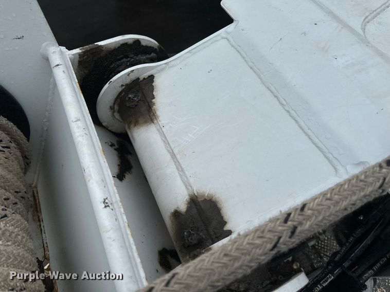 image for item EB2504 2009 Kenworth T370 digger derrick truck