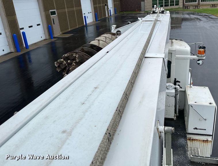 image for item EB2504 2009 Kenworth T370 digger derrick truck