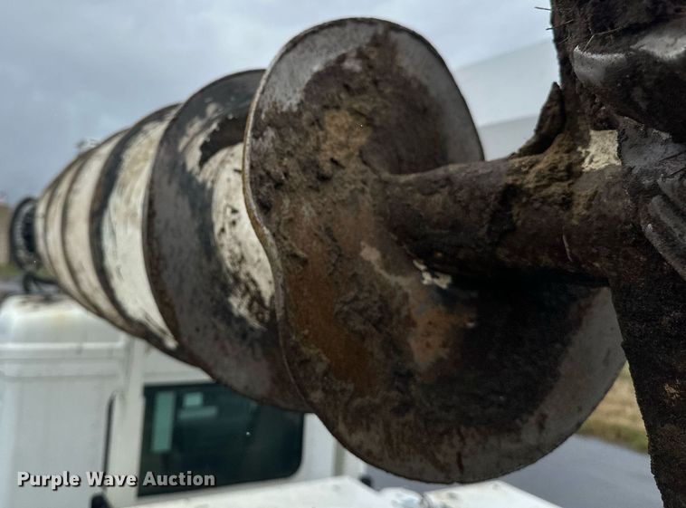 image for item EB2504 2009 Kenworth T370 digger derrick truck