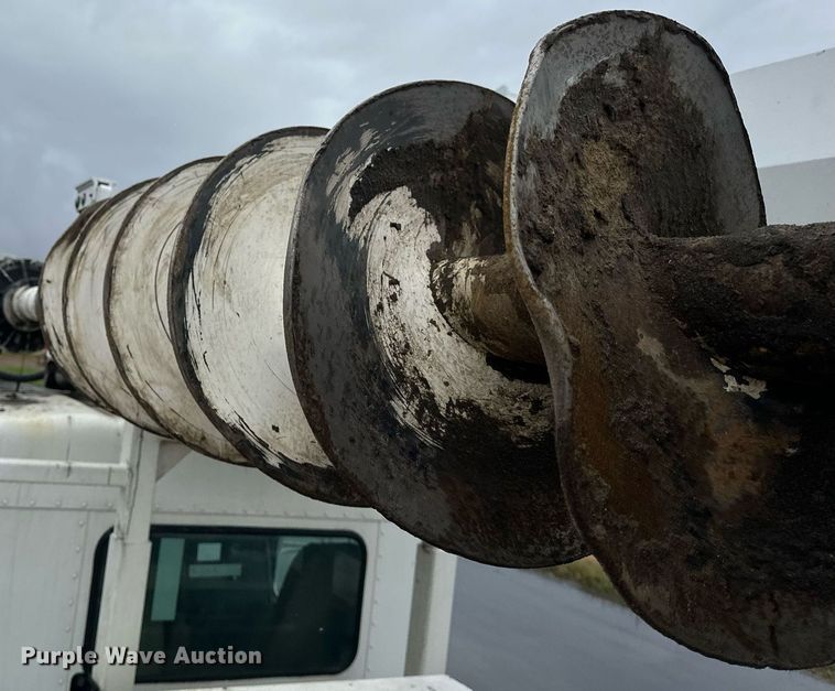 image for item EB2504 2009 Kenworth T370 digger derrick truck