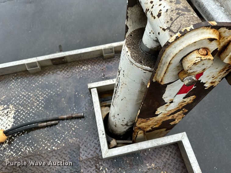 image for item EB2504 2009 Kenworth T370 digger derrick truck