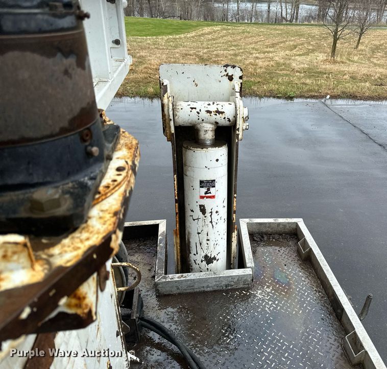 image for item EB2504 2009 Kenworth T370 digger derrick truck