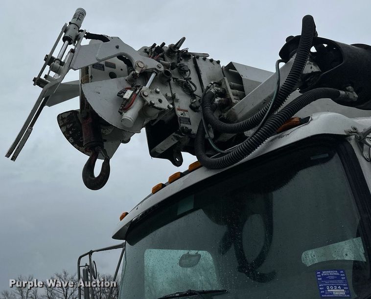 image for item EB2504 2009 Kenworth T370 digger derrick truck
