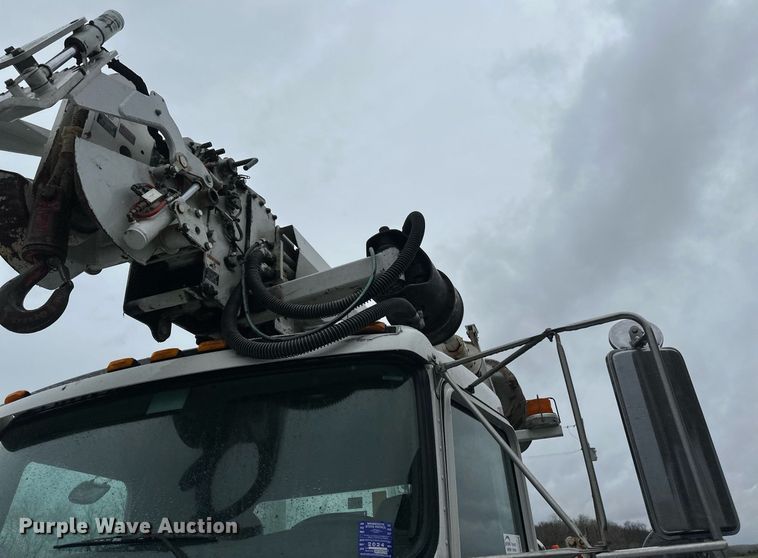 image for item EB2504 2009 Kenworth T370 digger derrick truck