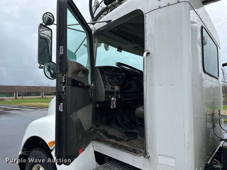 image for item EB2504 2009 Kenworth T370 digger derrick truck