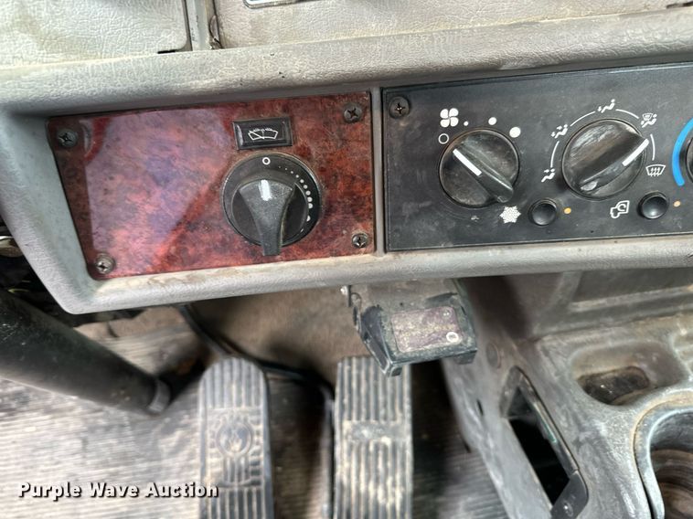 image for item EB2504 2009 Kenworth T370 digger derrick truck