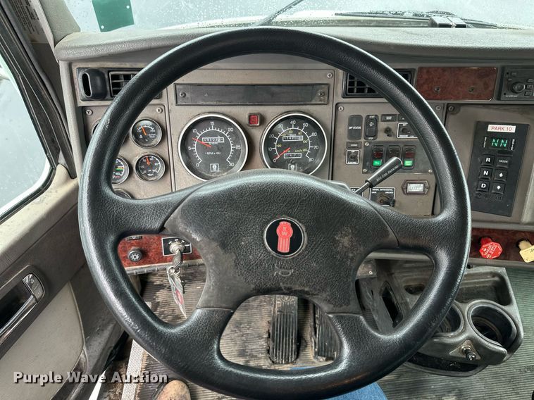 image for item EB2504 2009 Kenworth T370 digger derrick truck