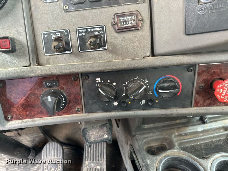 image for item EB2504 2009 Kenworth T370 digger derrick truck