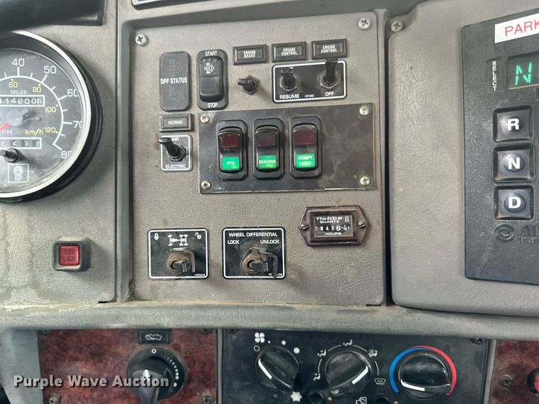 image for item EB2504 2009 Kenworth T370 digger derrick truck