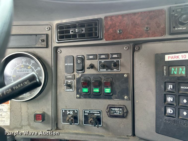 image for item EB2504 2009 Kenworth T370 digger derrick truck