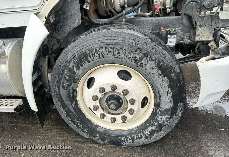 image for item EB2504 2009 Kenworth T370 digger derrick truck