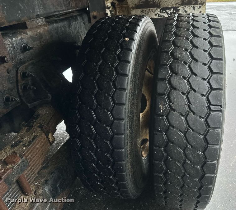 image for item EB2504 2009 Kenworth T370 digger derrick truck