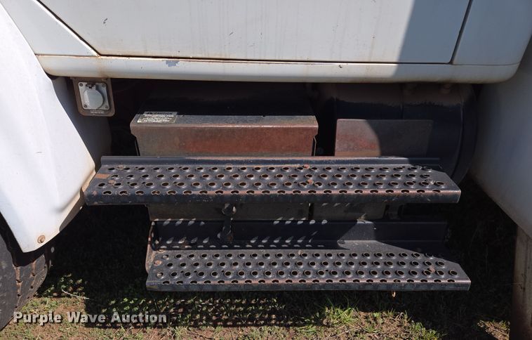 image for item ED2512 2000 International 4700 bucket truck