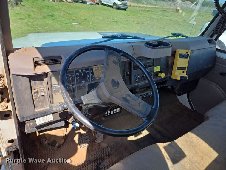 image for item ED2512 2000 International 4700 bucket truck