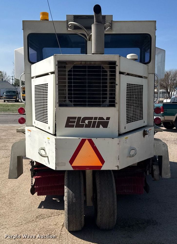 image for item EG6414 1994 Elgin Pelican S street sweeper