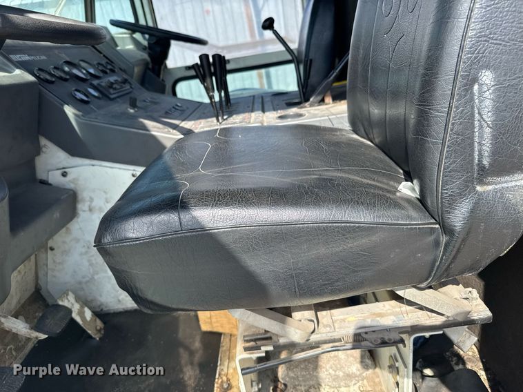 image for item EG6414 1994 Elgin Pelican S street sweeper