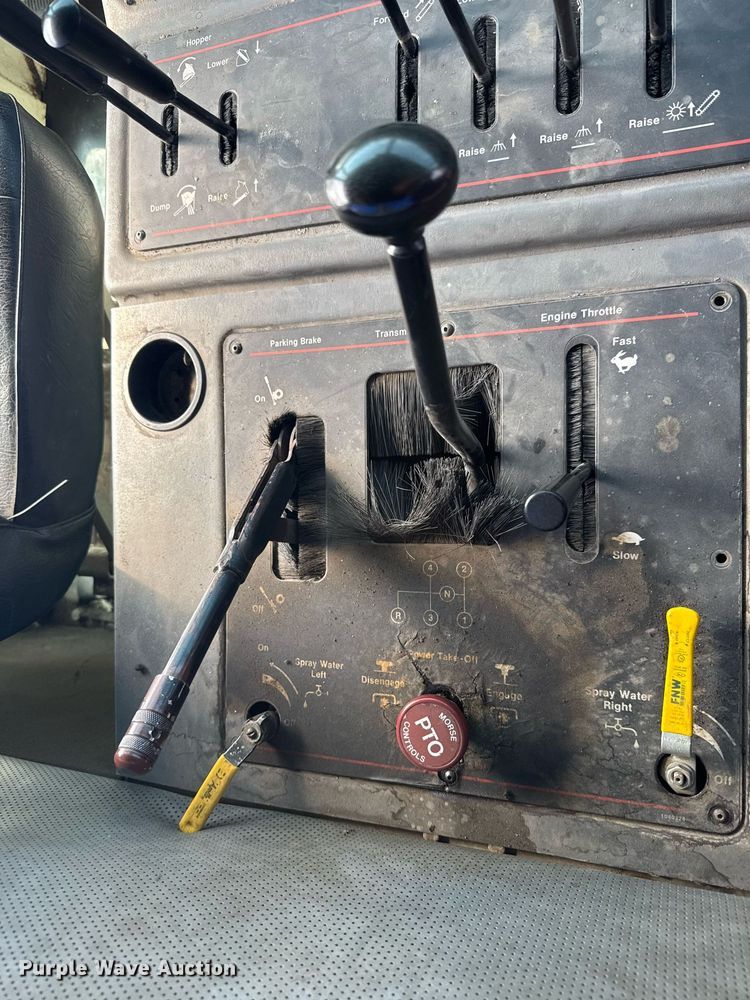 image for item EG6414 1994 Elgin Pelican S street sweeper