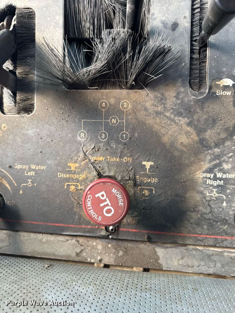 image for item EG6414 1994 Elgin Pelican S street sweeper