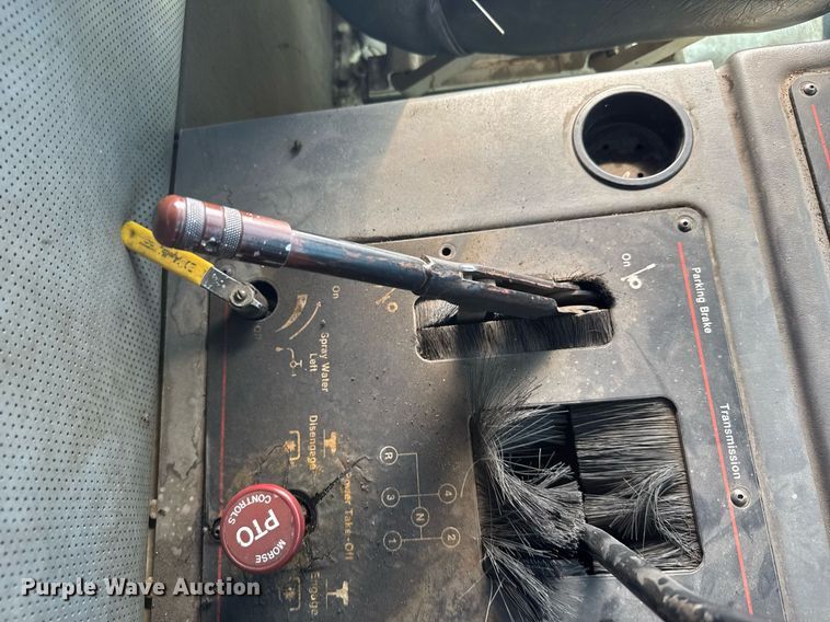 image for item EG6414 1994 Elgin Pelican S street sweeper