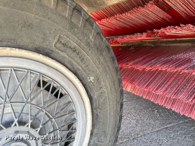 image for item EG6414 1994 Elgin Pelican S street sweeper