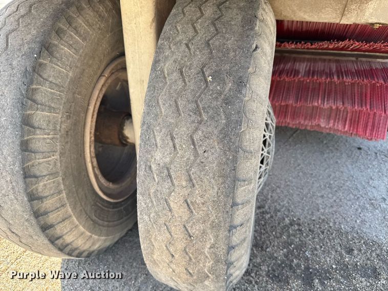 image for item EG6414 1994 Elgin Pelican S street sweeper