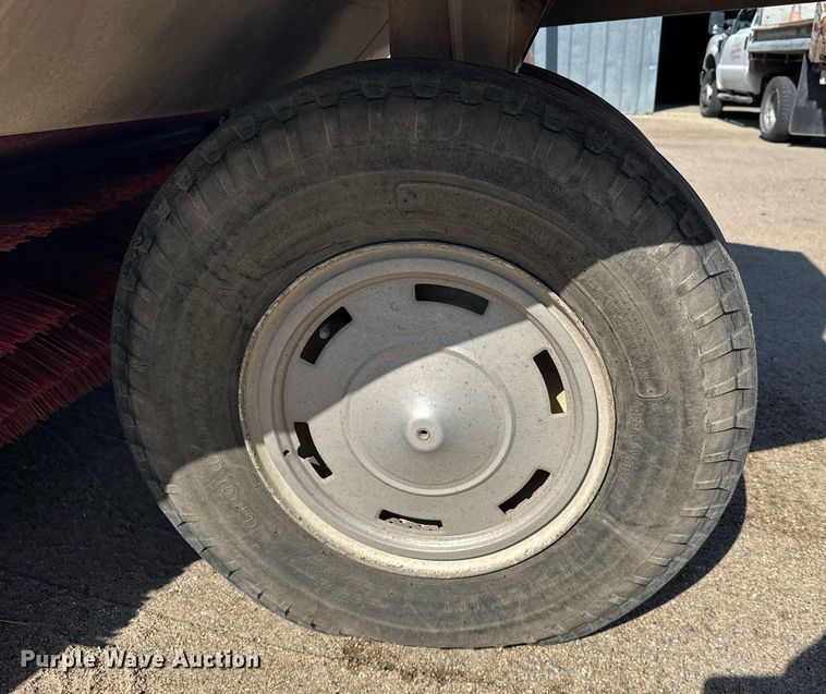 image for item EG6414 1994 Elgin Pelican S street sweeper