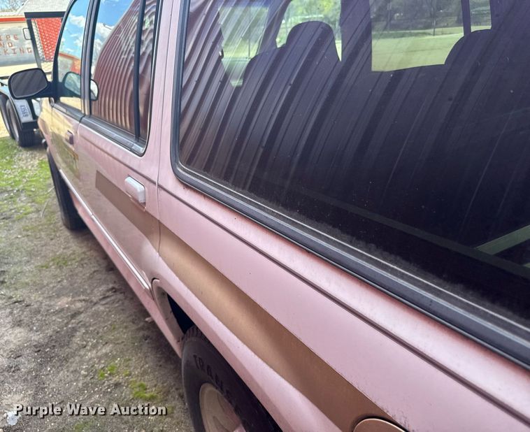 image for item EG6421 1997 Ford Explorer XLT SUV