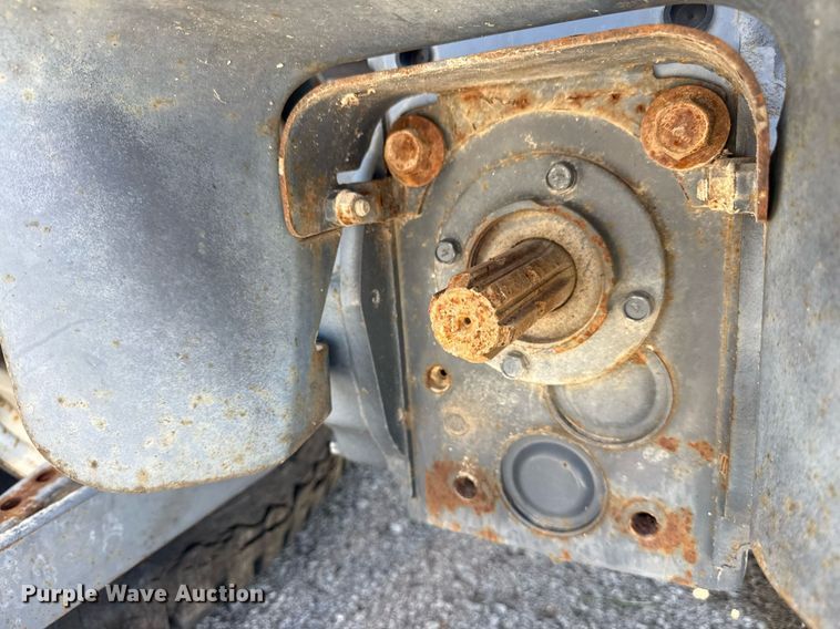 image for item EG8344 1999 New Holland TC29 tractor