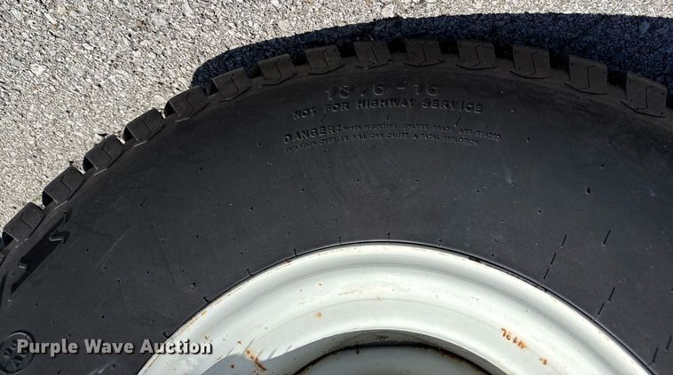 image for item EG8344 1999 New Holland TC29 tractor