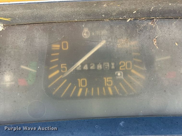 image for item EG8346 1987 Ford 4610 tractor