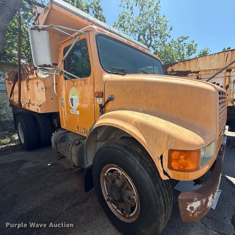 image for item EG8347 1992 International 4900 dump truck