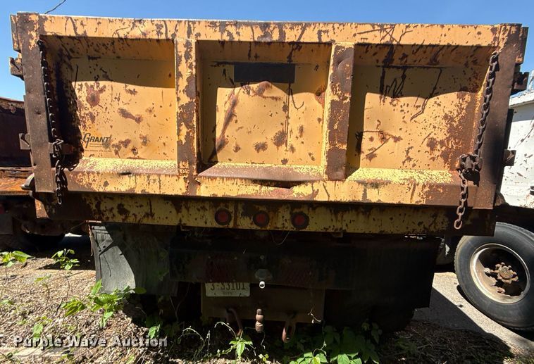 image for item EG8347 1992 International 4900 dump truck