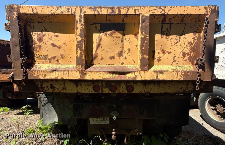 image for item EG8347 1992 International 4900 dump truck