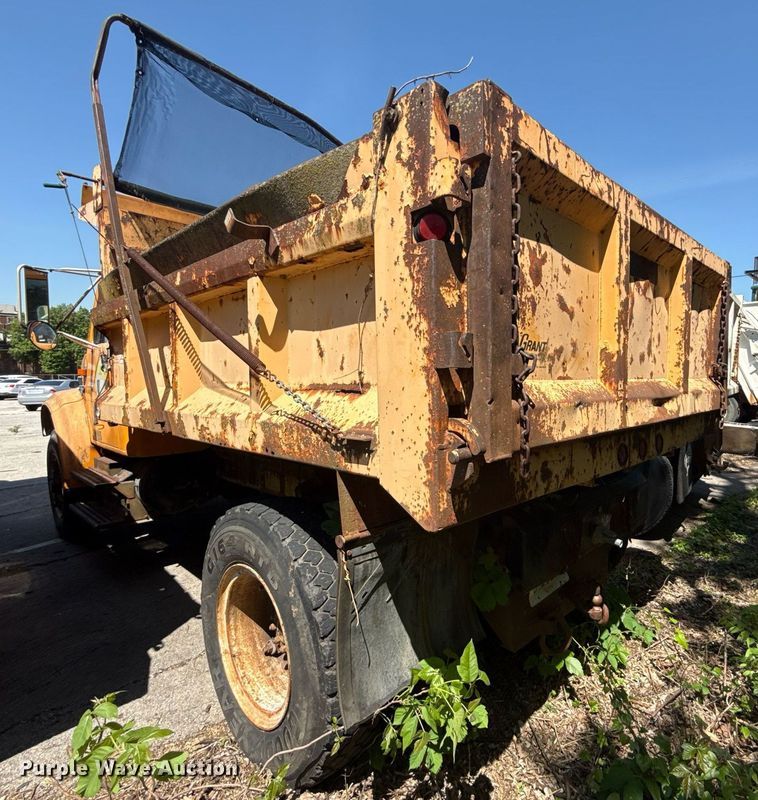 image for item EG8347 1992 International 4900 dump truck