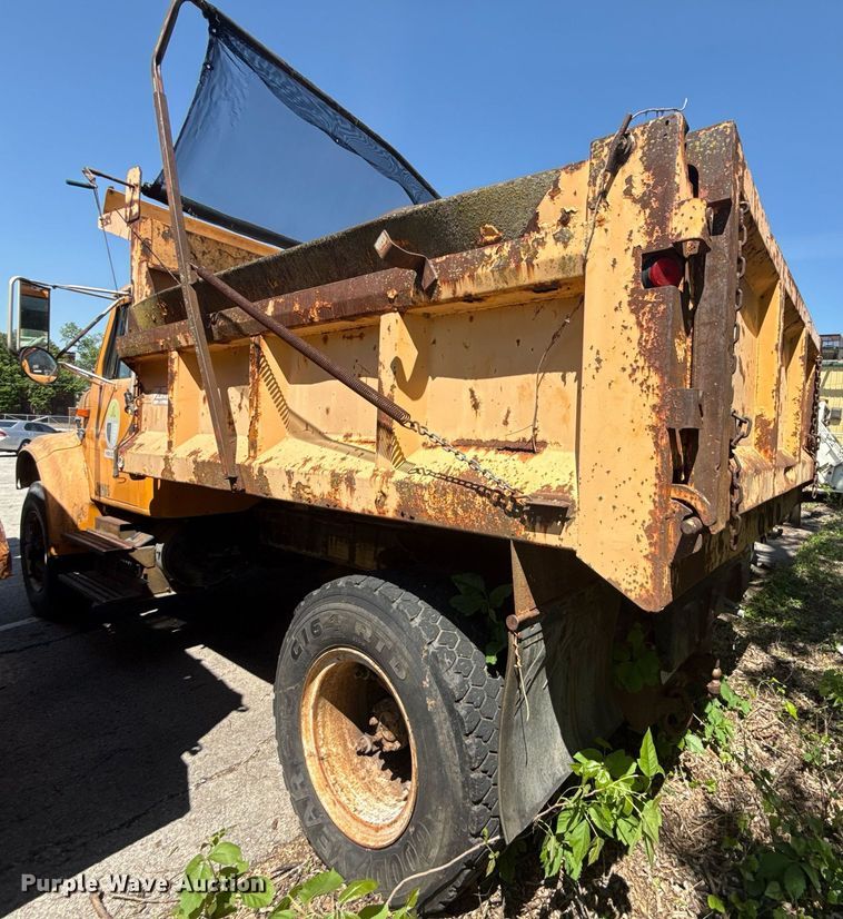 image for item EG8347 1992 International 4900 dump truck