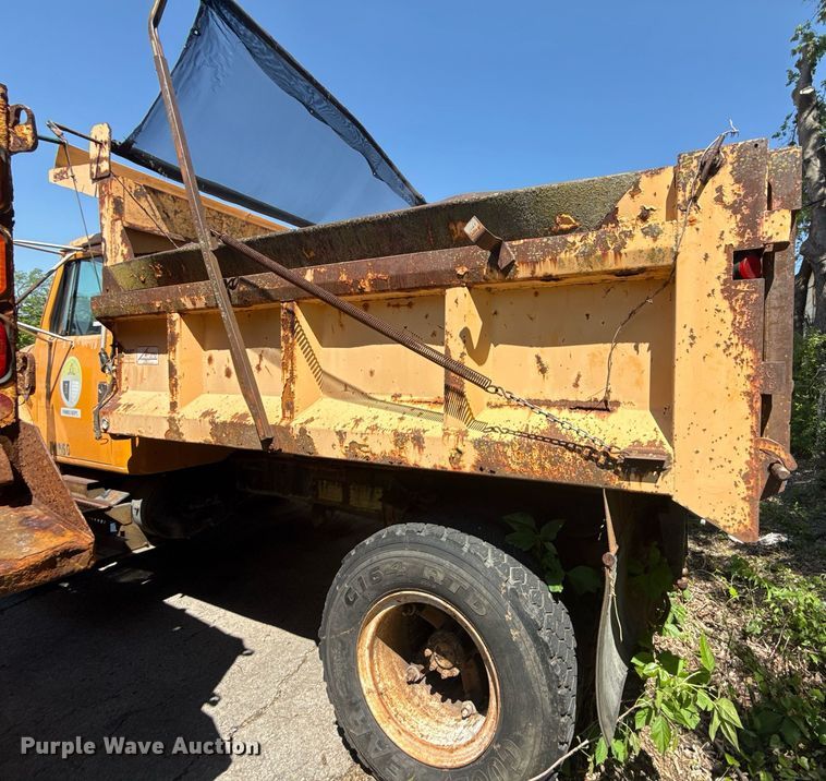 image for item EG8347 1992 International 4900 dump truck