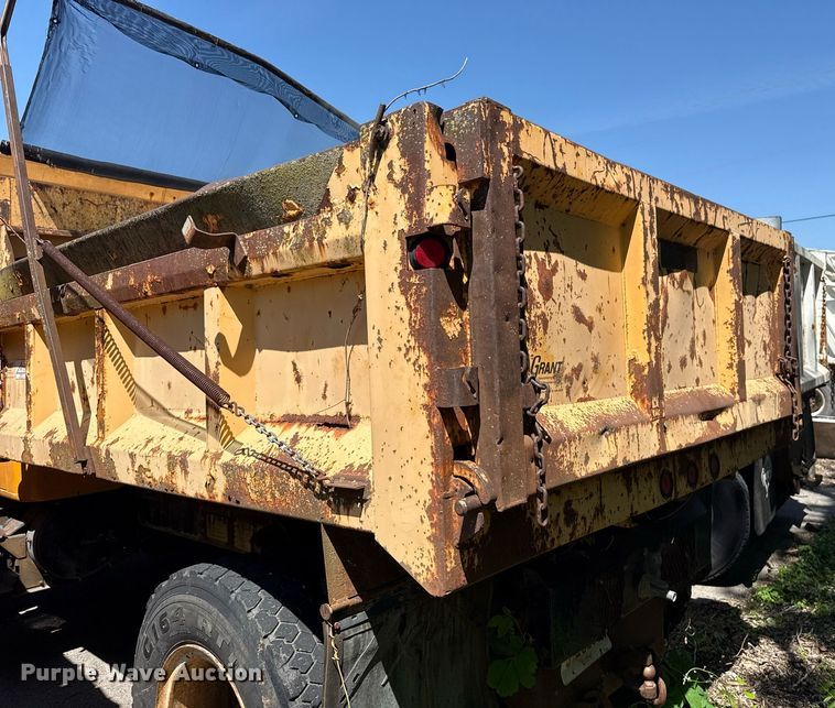 image for item EG8347 1992 International 4900 dump truck