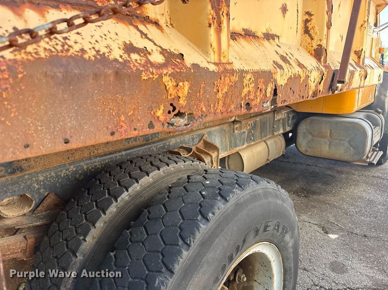 image for item EG8347 1992 International 4900 dump truck