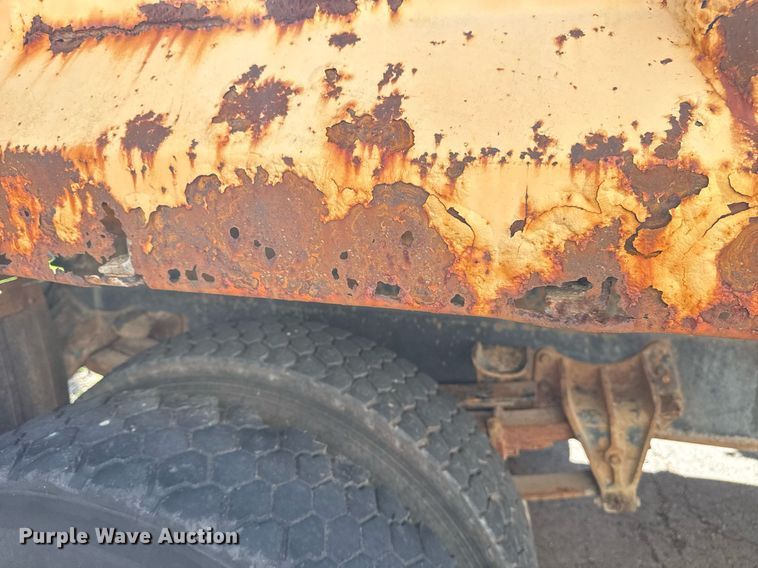 image for item EG8347 1992 International 4900 dump truck