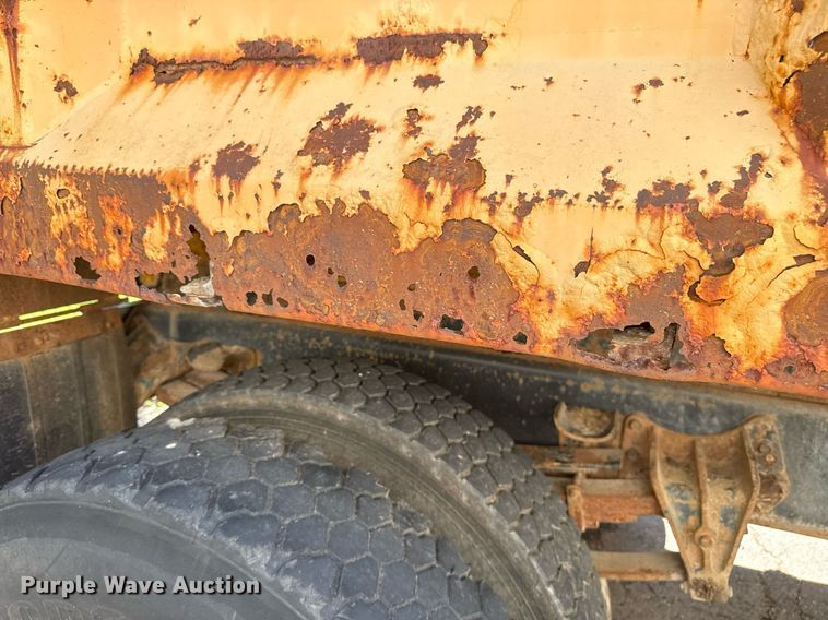 image for item EG8347 1992 International 4900 dump truck