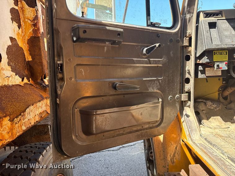 image for item EG8347 1992 International 4900 dump truck