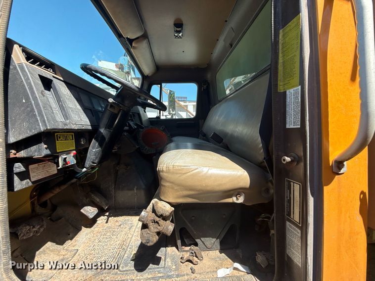 image for item EG8347 1992 International 4900 dump truck